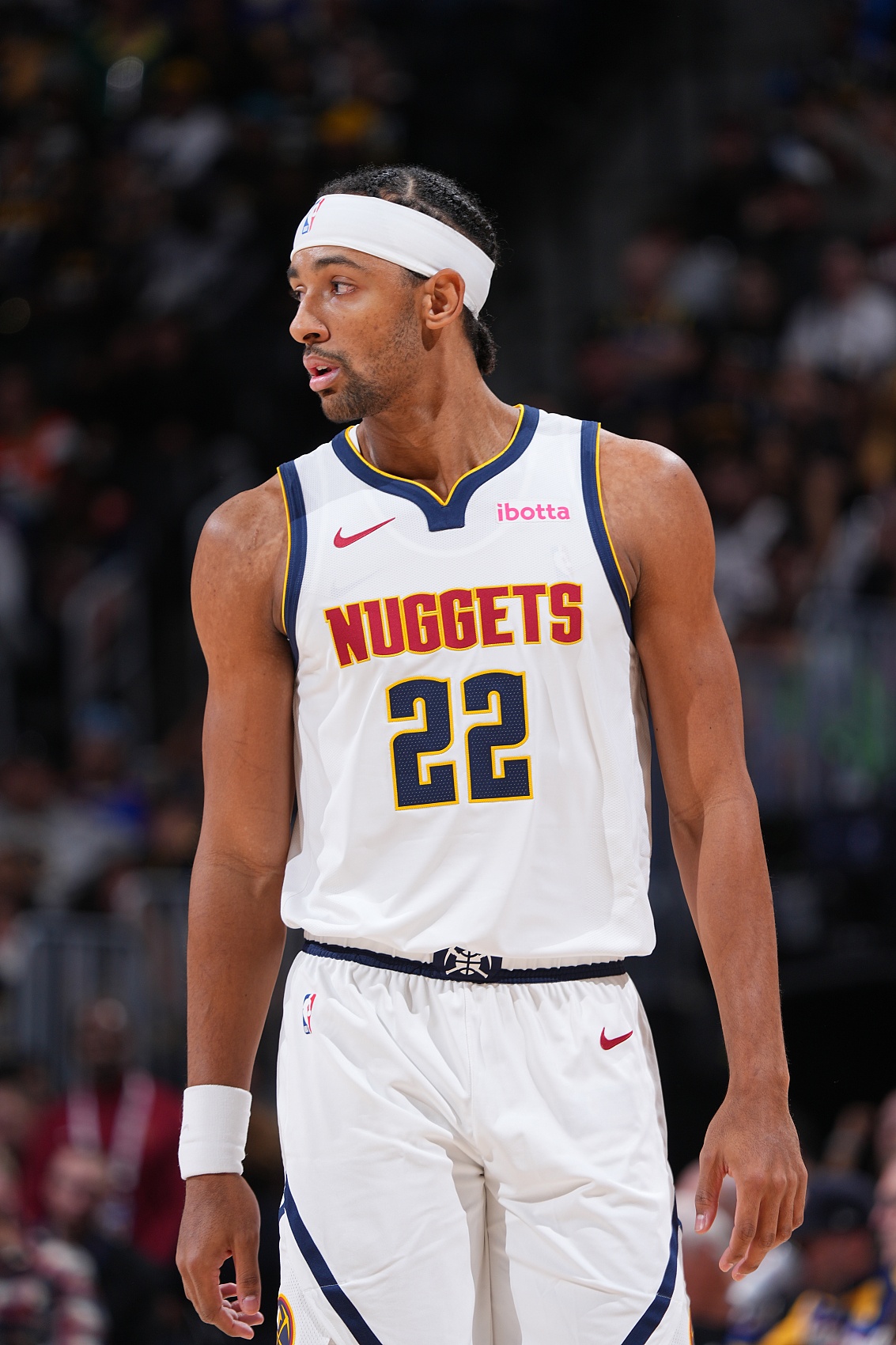 500彩票网直播运营机构-内线支柱！纳吉全场12投4中&amp;罚球2中2 得到11分12板2助2帽